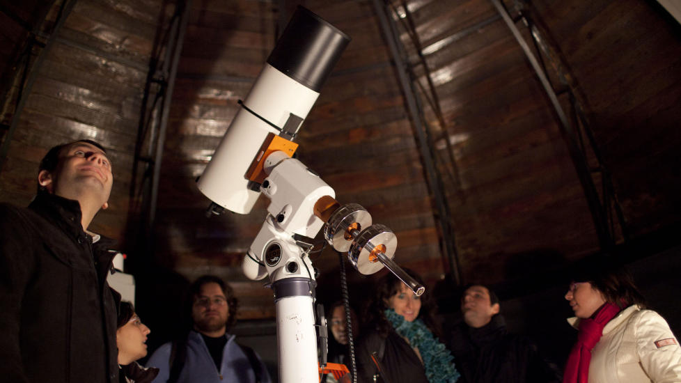 Både medlemmer av astronomiklubben og besøkende følger akkurat nå med på verdensrommet fra et astronomisenter for amatører i Napoli.