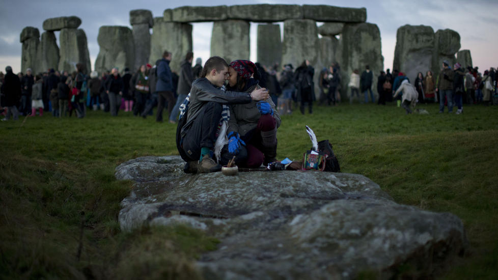 En god del mennesker har samlet seg ved Stonehenge i England. 
- Dette er ikke enden, men begynnelsen på en ny verden, sier Star Johnsen-Moser, som er der, til nyhetsbyrået AP.