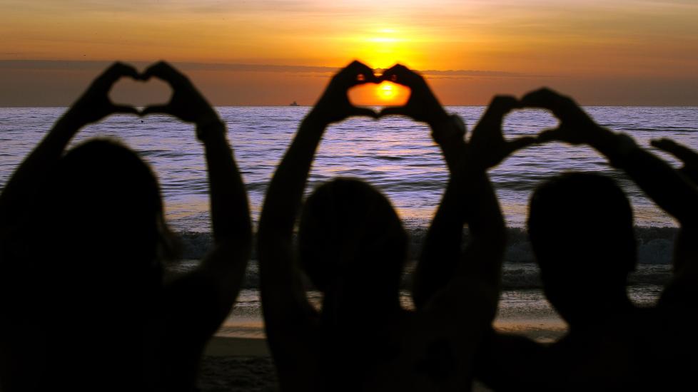 Vi får heldigvis og naturligvis se mange vakre soloppganger i framtiden. Dette bildet ble tatt på Copacabana i Brasil i morges lokal tid.