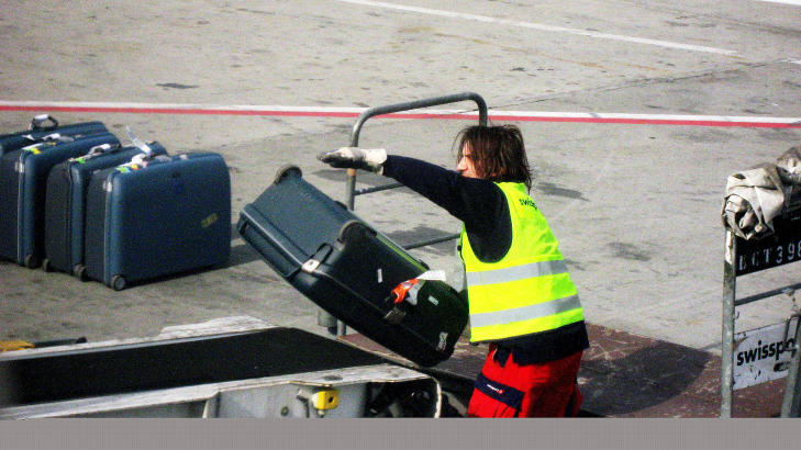 HARDHENDT: Flybagasje f�r ofte r�ff behandling. Passasjerene har rettigheter n�r noe forsvinner - eller kommer skadet eller for seint fram.