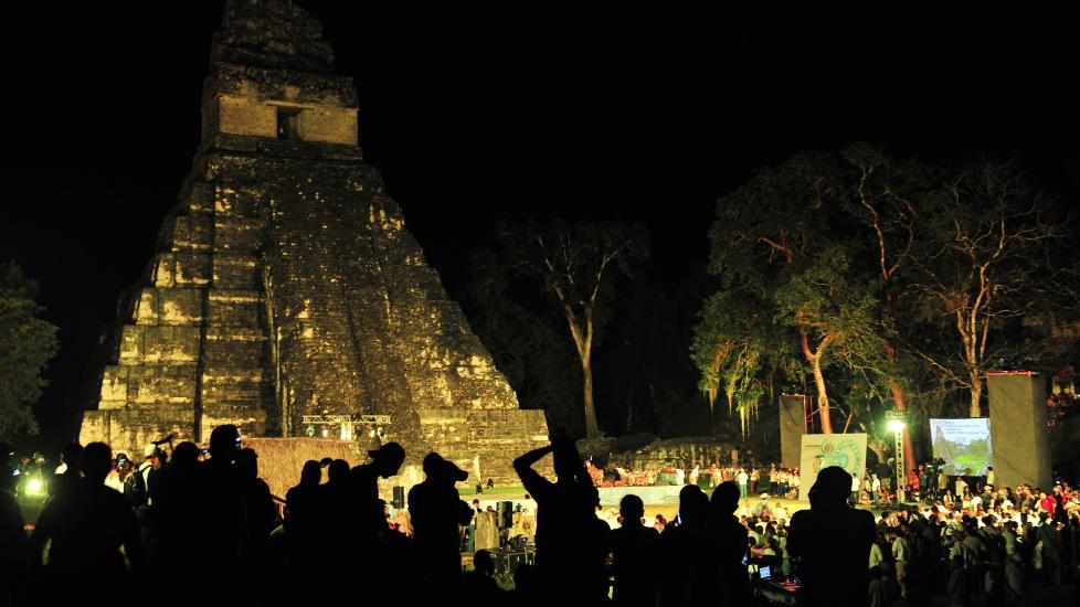 Dette bildet ble tatt på maya-området Tikal, nord i Guatemala i natt lokal tid. Mange tusen var samlet der for å feire at en ny maya-syklus nå er i gang.