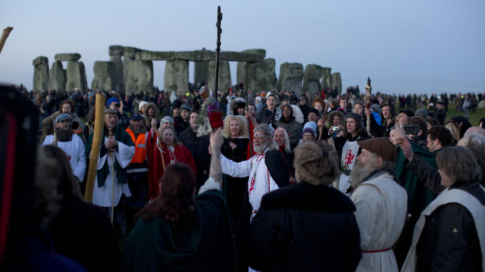 Dette bildet er av en gruppe som holder en seremoni under soloppgangen ved Stonehenge i England.