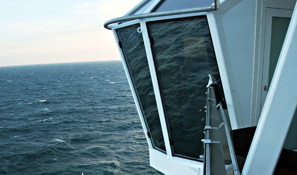 KONGE: Den utvendige dusjen ligger flere dekk h�yere enn skipsbrua. Det er umulig � se inn, mens du har full utsikt innenfra. Foto: EIVIND PEDERSEN