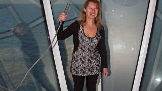 KILER: Engelske Jane Archer t�rr-pr�ver den spektakul�re dusjen, som faktisk henger p� utsiden av skipssiden. - Det kiler i magen, forteller hun. Foto: EIVIND PEDERSEN