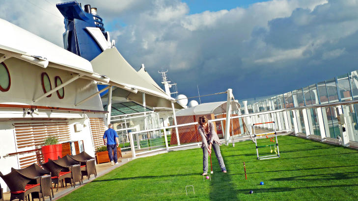 GR�NT: P� Celebrity Reflection kan du spille crocket p� ekte gress, p� �verste dekk. Foto: EIVIND PEDERSEN