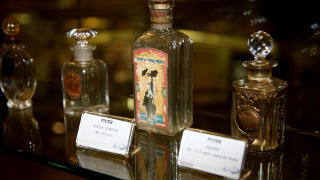 GAMMEL: Noen av flakongene p� parfymemuseet er b�de eldgamle og sv�rt sjeldne. Foto: EIVIND PEDERSEN