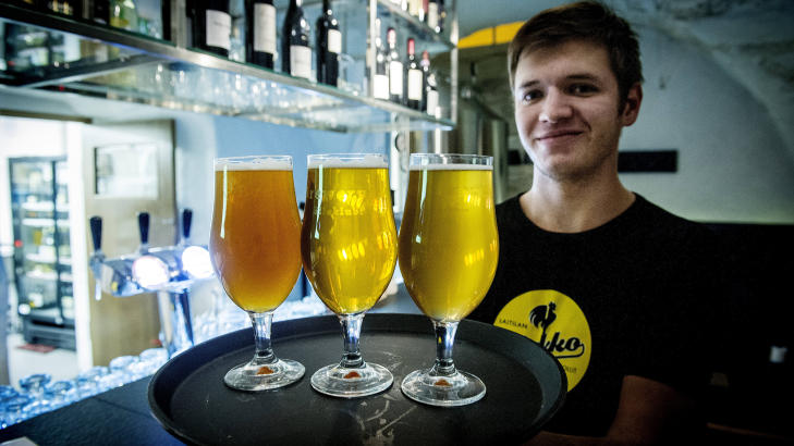 P� �LBAR: Alex Belous serverer �l etter gamle hansaoppskrifter p� Brewery �lleklubi i  Tallinn. Foto: JOHN TERJE PEDERSEN