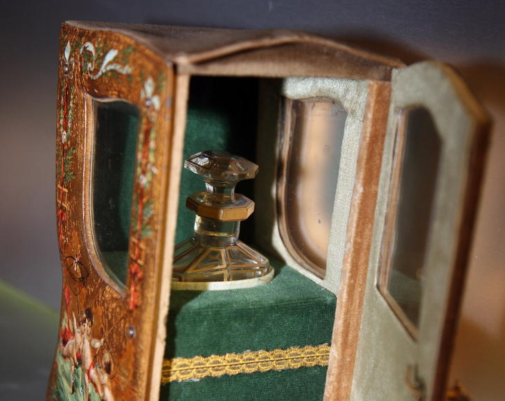 KLENODIUM: Denne flakongen fra �r 1800 er blant museets eldste gjenstander. Foto: EIVIND PEDERSEN
Parfymemuseet