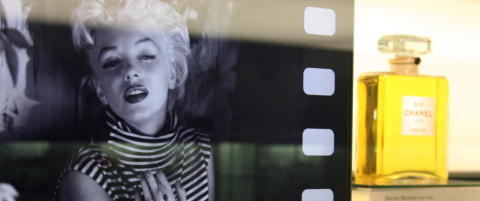 Elsket � erte med at hun kr�p til k�ys bare if�rt Chanel no. 5