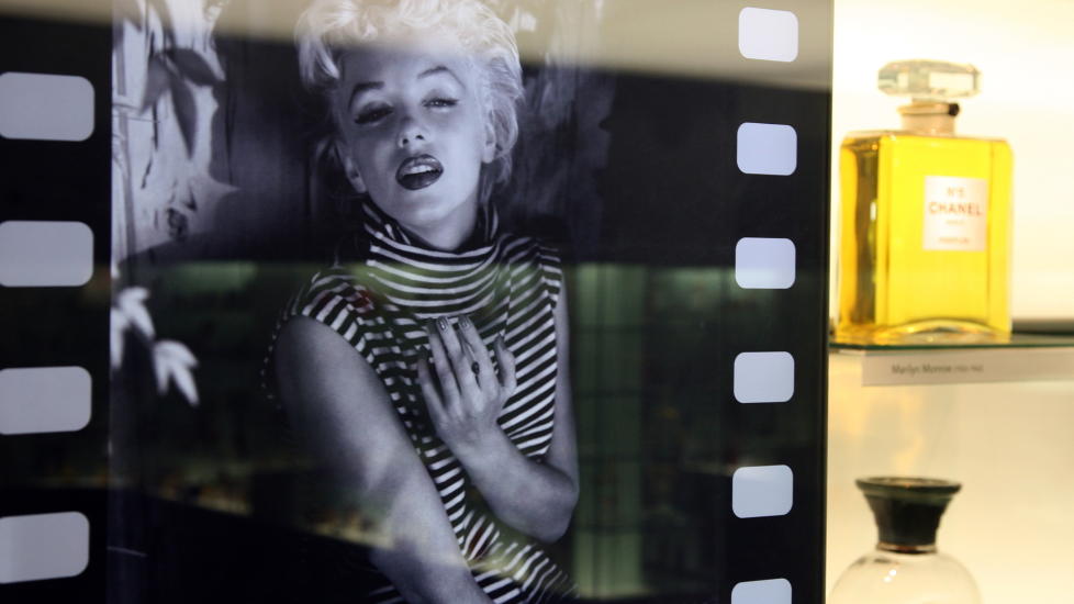 P�KLEDD: Hollywood-ikonet Marilyn Monroe elsket � forsikre at hun ikke sov naken - hun hadde nemlig p� seg Chanel no. 5. Foto: EIVIND PEDERSEN
