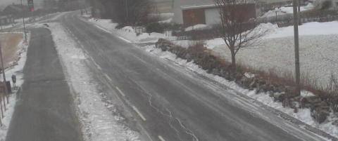 Tak bl�ser av, tr�r faller overende vinden tar seg opp