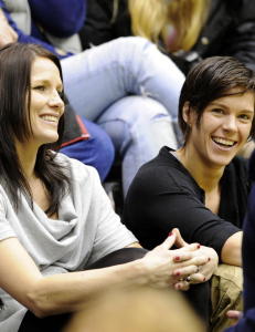 - Anja m�tte signere som �far� p� sykehuset