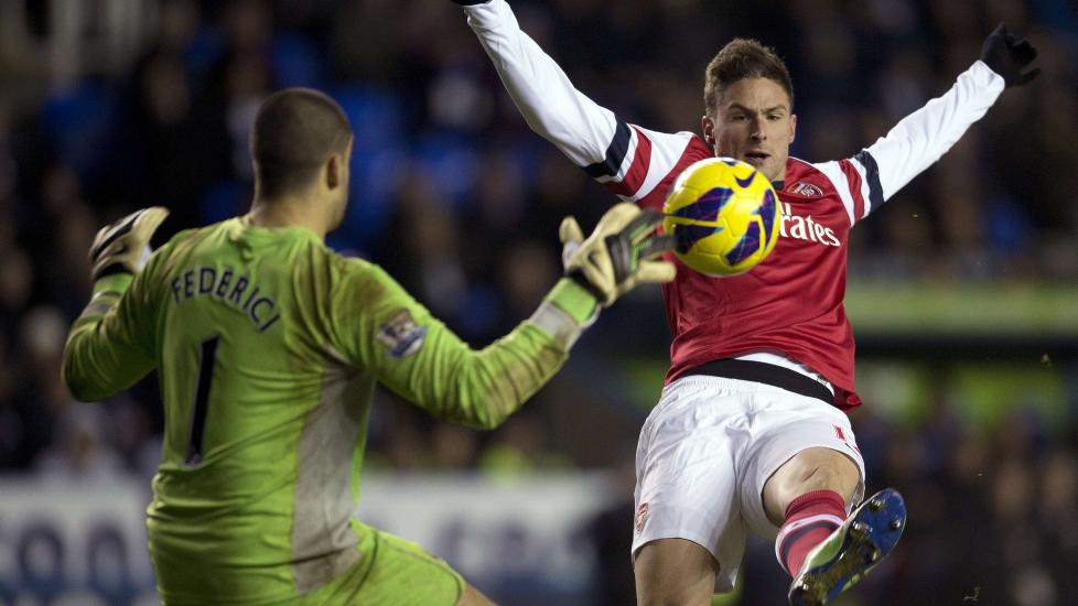 Sikker H: Arsenals franske spiss Olivier Giroud pr�ver � skremme ballen i m�l i bortekampen mot Reading ved � gj�re seg stor og skummel. Arsenal vant kampen 5-2, og kan v�re et godt holdepunkt ogs� p� denne l�rdagens tippekuponger. Foto: AFP PHOTO / ADRIAN DENNIS.