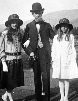 Hjeml�s milliard�rarving funnet d�d under bru