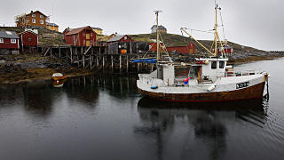 JULI: Utenfor selve Vega finnes en egen �yverden. Her er de tidligere egg og dunv�rene og det restaurerte fiskev�ret Skj�rv�r. Foto: OLE C. H. THOMASSEN