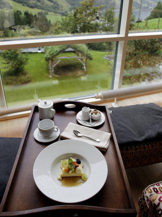 NOVEMBER: P�  Hotel Union i Geiranger nyter du et stille m�ltid etter spabehandling. Her har vi  karamellpudding, kaffe og hvile med utsikt. Foto: OLE C. H. THOMASSEN