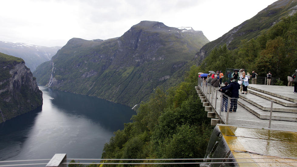 SEPTEMBER: Utsikt fra �rnesvingen. Lengst ute i Geirangerfjorden kommer Hurtigruten som nettopp har passert fossefallene De syv s�stre. Foto: OLE C. H. THOMASSEN