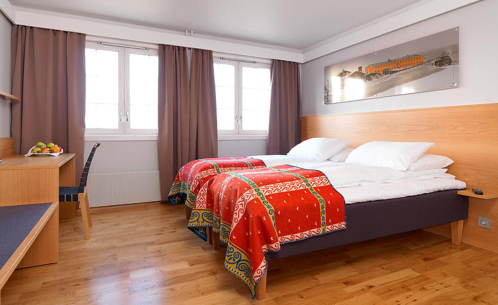 R�ROS HOTELL: Nyoppussede, gullende rene familierom med gode senger, flatskjerm og et lite, men greit bad.