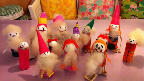 Befolkningseksplosjon: Et lite utvalg av julas dorullnisseprosuksjon hjemme hos oss. Nytt av �ret var effekter som vattskjegg og treski.