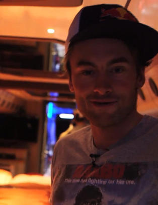 Bli med Northug inn i skandalebussen