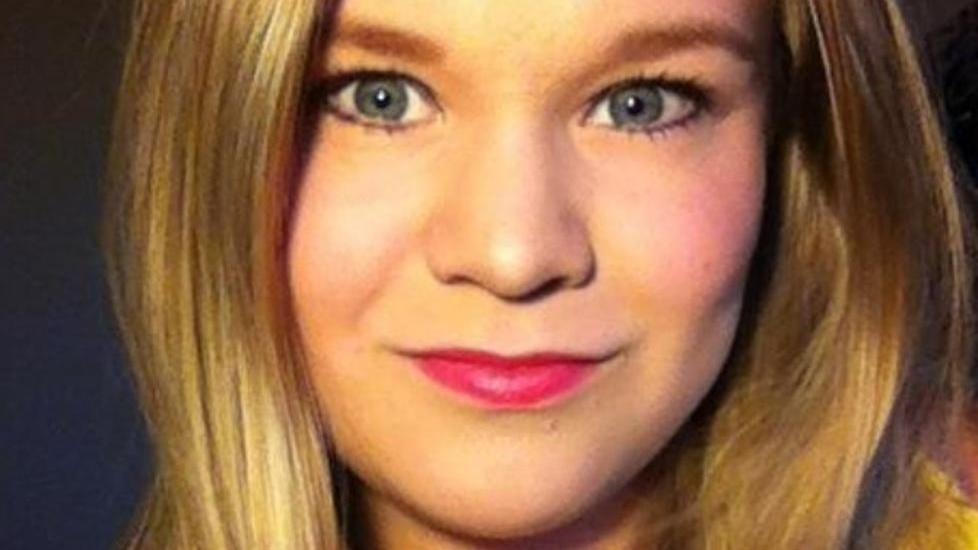 - ET GODT EKSEMPEL: Samiske Eli Anne Nystad (23) ble trukket fram som et godt eksempel p� en som t�r st� opp mot mobbing i Jens Stoltenbergs nytt�rstale, etter at hun sto fram i media og fortalte om at en guttegjeng som i oktober i fjor fors�kte � tenne p� jakka hennes fordi hun er samisk. Studenten som fors�kte � tenne p� jakka sier i dag til Adresseavisen at han f�ler seg uthengt og trakassert av statsministeren. Foto: Privat