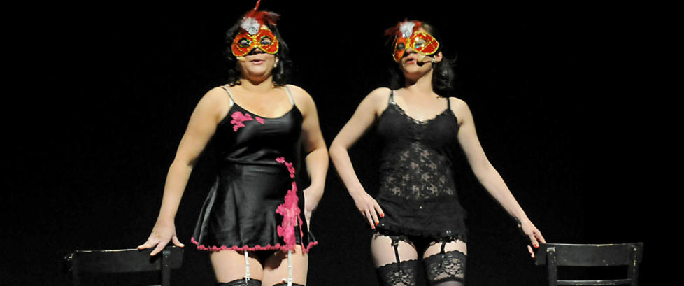 Hengte ut bygdas swingersmilj� i revytekst