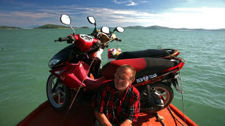 ANNERLEDES: Ikke alle ting foreg�r slik i Thailand som vi er vant til i Norge. Dette bildet viser hvordan mopeder fraktes p� en passasjerferje mellom �yene. Foto: EIVIND PEDERSEN