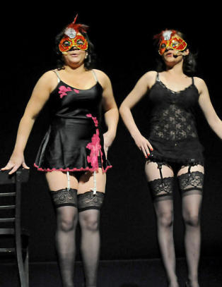 Tilbyr uthengte swingere � kaste kremkake p� revysjefen