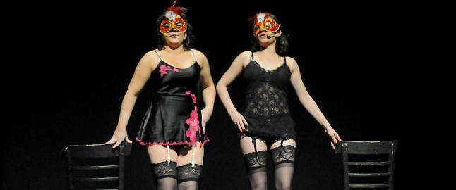 Tilbyr uthengte swingere � kaste kremkake p� revysjefen