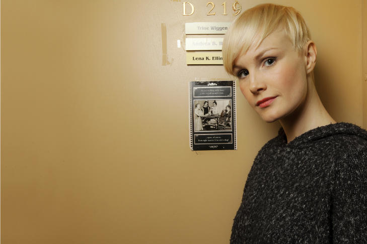 Dannelsesreisen: Tidligere i �r var Lena og kj�resten Trond p� seks ukers reise i Asia. &mdash; Mer enn en fantastisk romantisk tur gjennom Asia, var det en dannelsesreise. Vi s� utrolig mye fattigdom p� kloss hold, sier hun. Her i garderoben p� Nationaltheatret. Foto: Nina Ruud