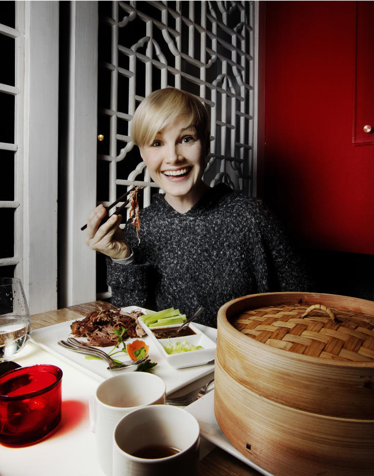 H�stbarnet: &mdash; Jeg har ingen nytt�rsforsetter. Jeg bruker � starte litt p� nytt p� h�sten, jeg. Det er noe med f�lelsen av nytt pennal, ny klasse og ny ransel som henger igjen, sier Lena Kristin Ellingsen, som ville m�tes p� asiatiske Tabibito like ved Nationaltheatret. Foto: Nina Ruud