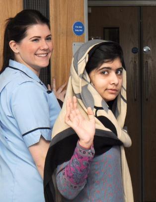 Her forlater Malala (15) sykehuset i Birmingham