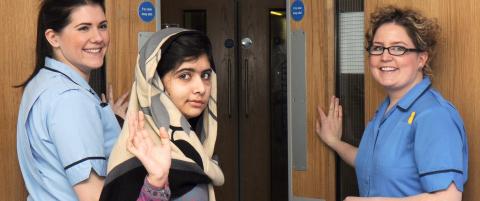 Her forlater Malala (15) sykehuset i Birmingham