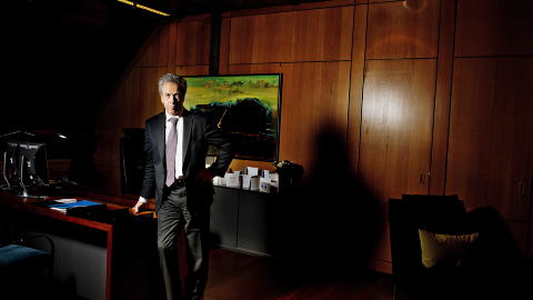 Karakterkortet: Alle mener noe om sentralbanksjefens innsats. - Men det meste preller av, sier �ystein Olsen, som stort sett f�r gode skussm�l. 
Foto: Siv Johanne Seglem / Dagbladet