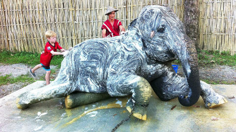 FULL VASK: Norske Noah (7) hjelper dyrepasseren ogskrubber akterpartiet p� den godslige elefanten. Foto: EIVIND PEDERSEN
