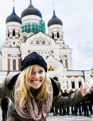Her danser turistene foran det som var en av byens mest forhatte bygninger