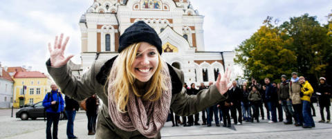 Her danser turistene foran det som var en av byens mest forhatte bygninger