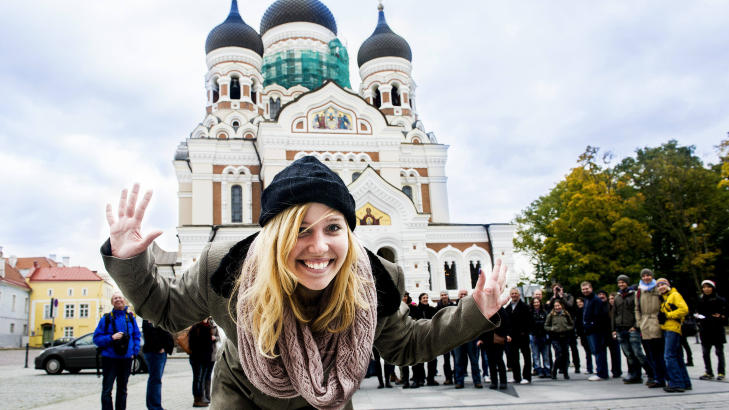 TALLINNGUIDEN: Student og guide Heli Jurisson f�r med turistene p� estisk sang og dans foran Alexander Nevskijkatedralen i Tallinn. Foto: JOHN TERJE PEDERSEN