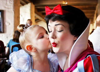 SN�HVIT: I Disney World m�ter barna sine eventyrhelter. Foto �RJAN ELLINGV�G