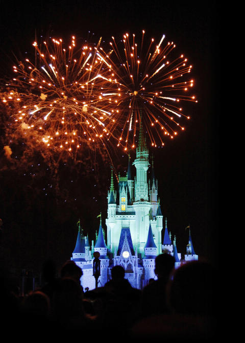 FYRVERKERI: I Disney World er det ikke spart p� noe. Her er Askepotts slott �by night�. Foto: �RJAN ELLINGV�G