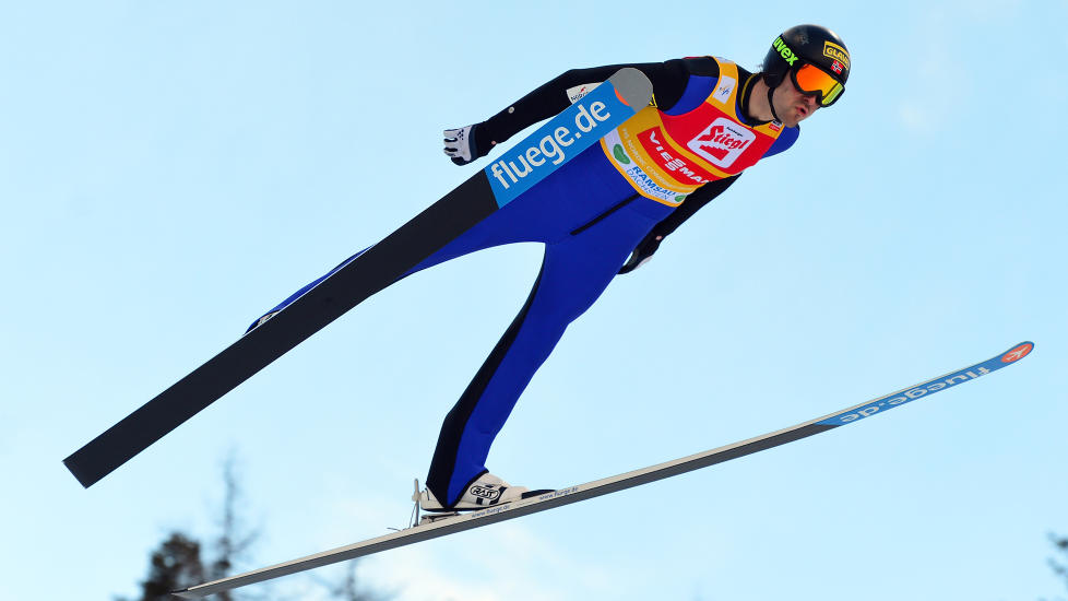 I LEDELSEN: Magnus  Moan og det norske laget leder lagkonkurransen etter hoppingen. Foto: AP Photo/Kerstin Joensson