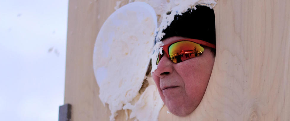 Swingte kremkake p� revysjefen i gapestokk