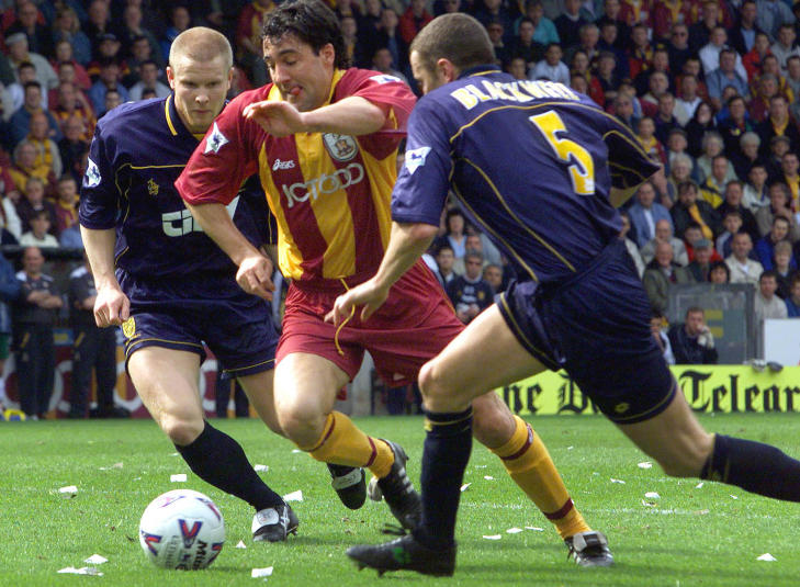 I GLANSDAGENE: Dean Saunders (i midten) da han spilte for Bradford. Foto: Howard Walker/REUTERS/NTB scanpix