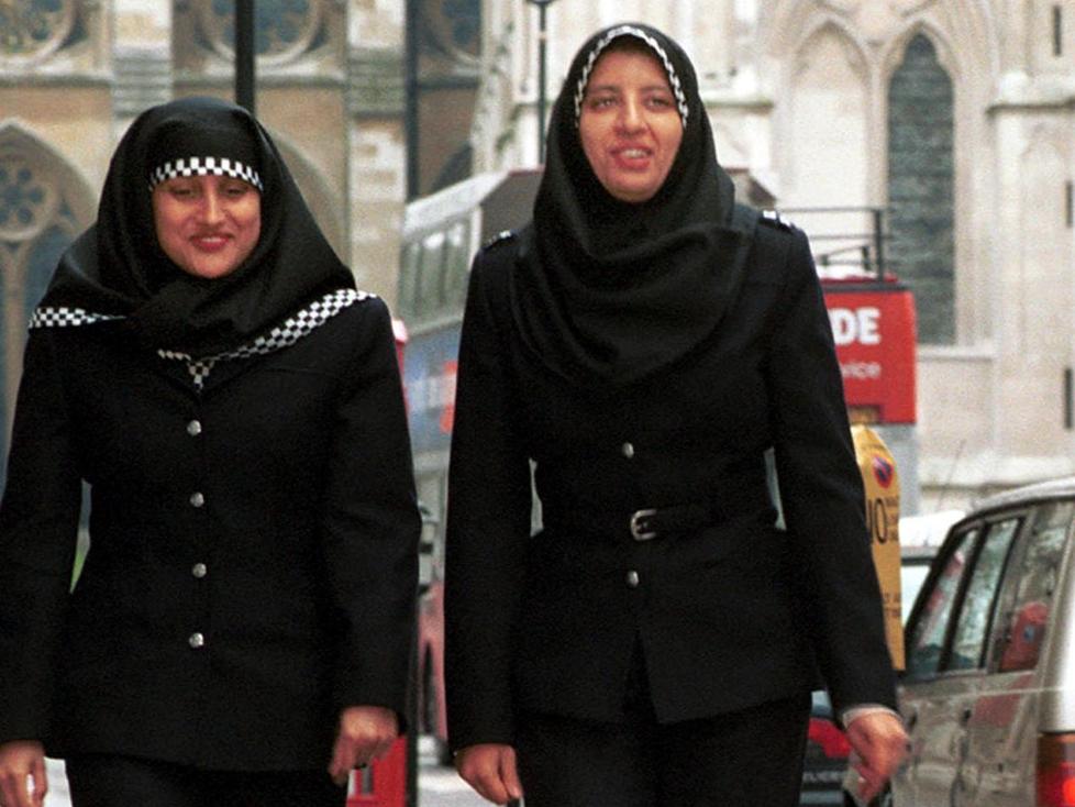 GODKJENT UNIFORM MED HIJAB: Ble innf�rt i Storbritannia i 2001. Foto: EPA PHOTO AFP/METROPOLITAN POLICE/BF-amd