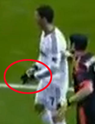 Her nekter Casillas å ta imot kapteinsbindet fra Ronaldo