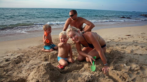 STRANDLIV: Ungene Christian (2) og Henrik (4) koser seg p� stranden Pakveep i Khao Lak, sammen med mamma Jannicke (31) og pappa Fredrik HM�ller (36) fra Stavanger. Foto: EIVIND PEDERSEN