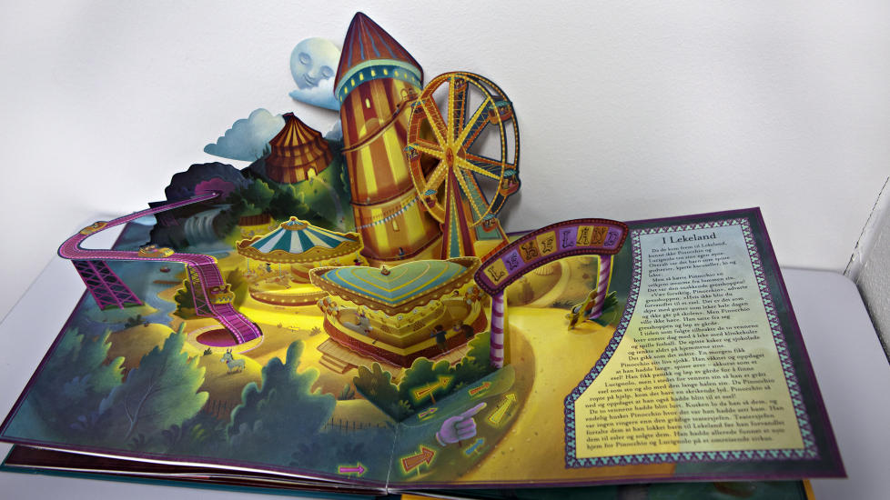 LEKELAND: En eventyrverden av papp bretter seg ut for �yet n�r boka �pnes. Foto: Anders Gr�nneberg