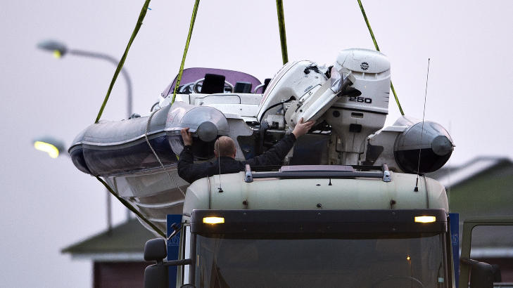 SKADER PÅ BÅTEN: Politiet frakter bort RIB-båten som ble brukt av nordmennene i går. Foto: Henning Bagger / NTB scanpix SKADER PÅ BÅTEN: Politiet frakter bort RIB-båten som ble brukt av nordmennene i går. Foto: Henning Bagger / NTB scanpix
