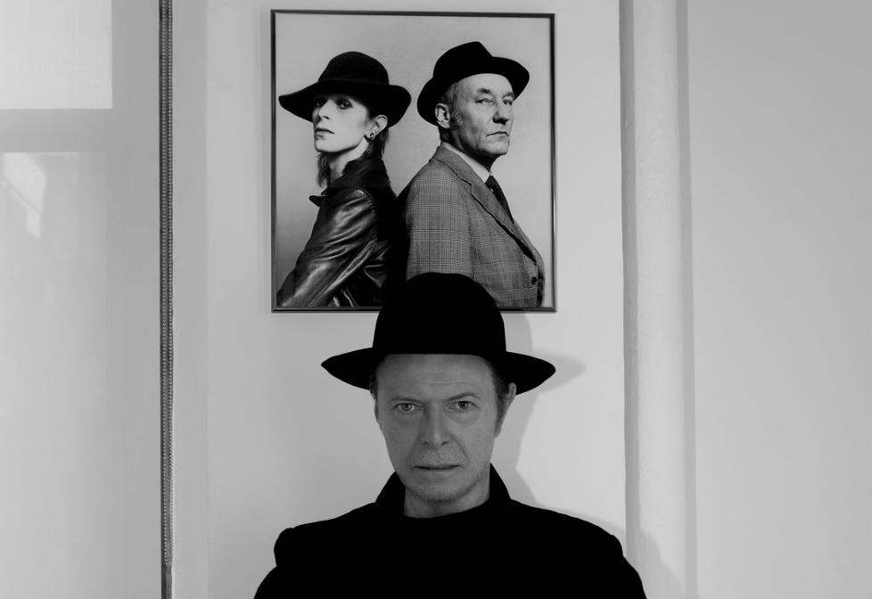 TILBAKE: Popkunstneren David Bowie retunerer til rampelyset etter ti �r, med singelen �Where Are We Now�. Her foran et Rolling Stone-portrett med William Burroughs fra 1974. Foto: Sony Music
