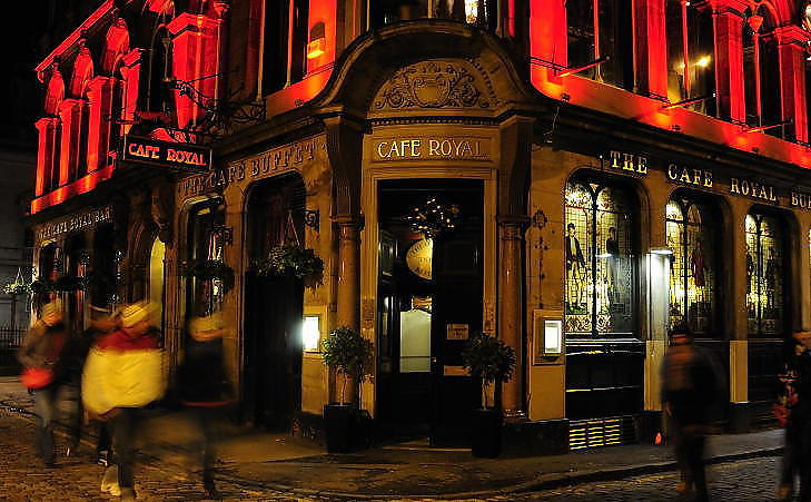 NATTELIV: Edinburgh har mange koselige puber der det er lett � komme i prat med lokalbefolkningen. Caf� Royal har holdt d�rene �pne i over 150 �r. Foto: MARIANNE WIE